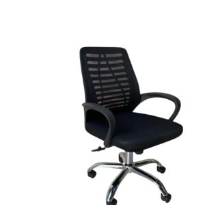 Silla Basic ergonómica de oficina negra con respaldo en malla y base cromada