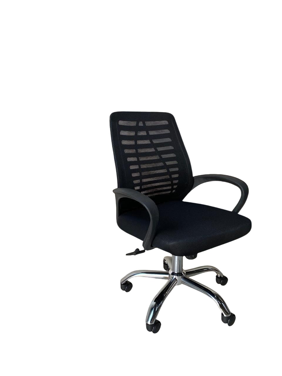 Silla Basic ergonómica de oficina negra con respaldo en malla y base cromada