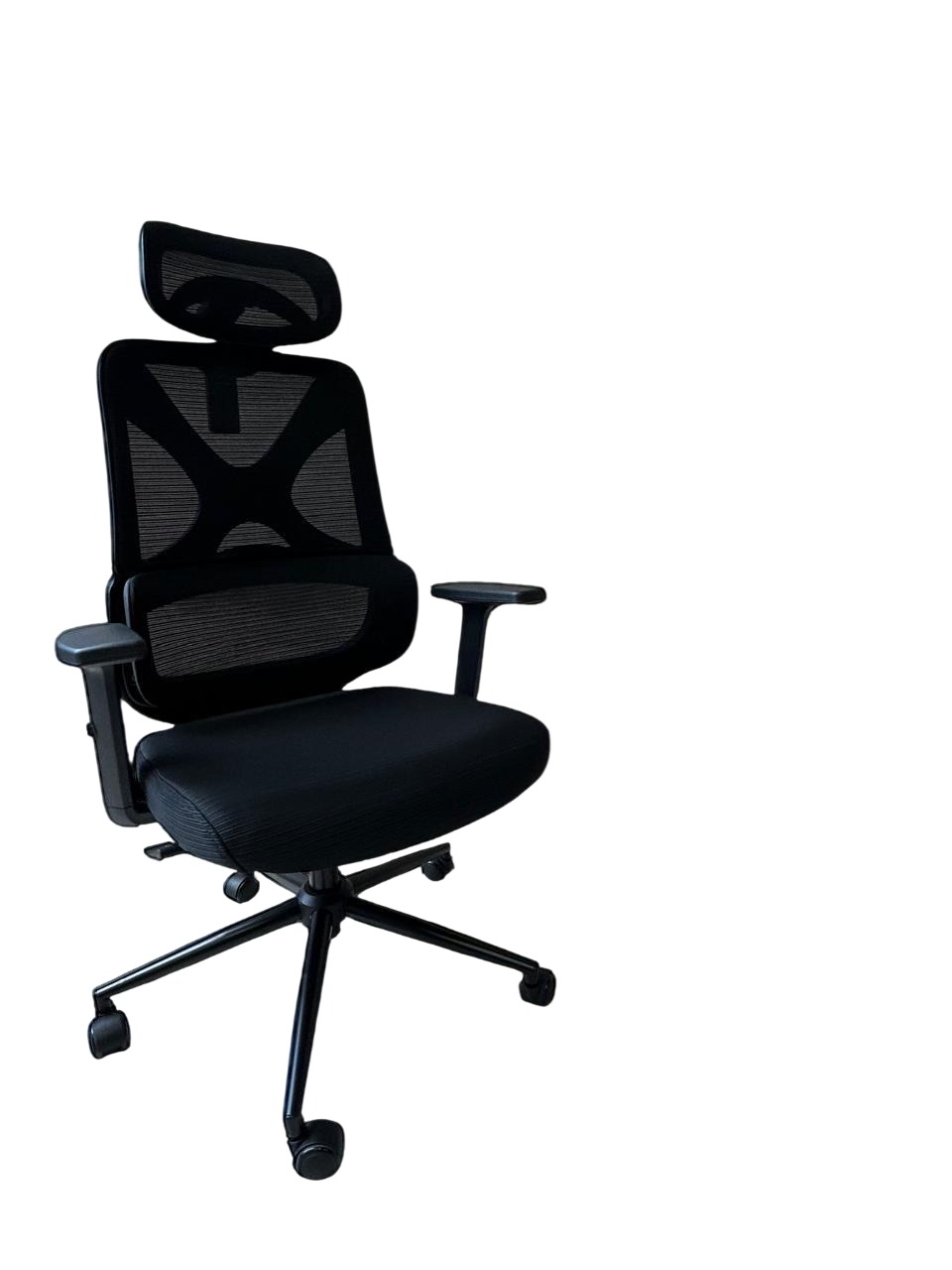 Silla Aero ergonómica de oficina negra con respaldo en malla y cabecera ajustable