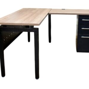 Escritorio en L de oficina en madera clara con gavetas y estructura metálica