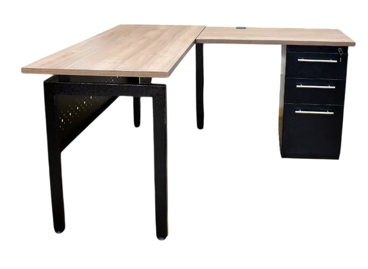 Escritorio en L de oficina en madera clara con gavetas y estructura metálica